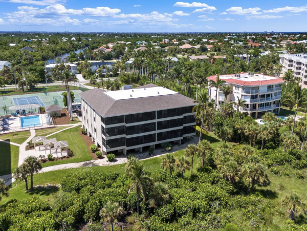 Family Friendly Complex in Sanibel Located on the Beach